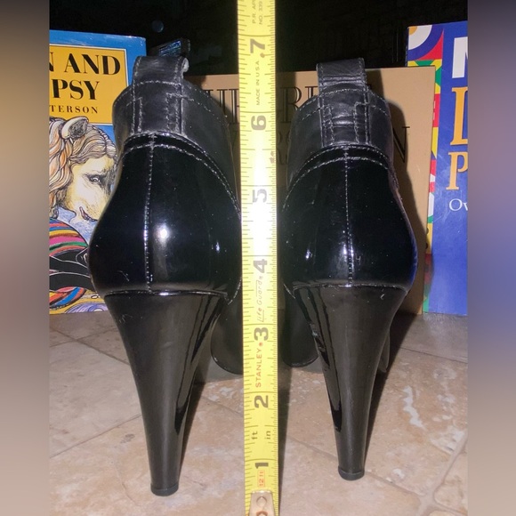 Via Spiga Slip-on ankle booties with patent leather accents. Size 6 - Picture 5 of 14